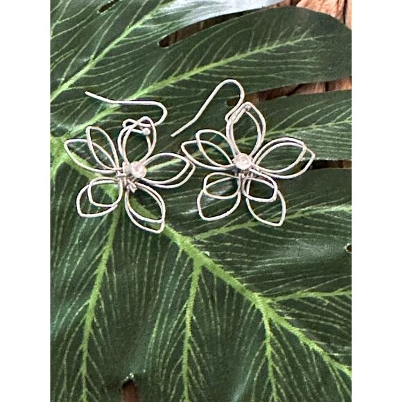 BOGO FREE UNIQUE SILVER FLORAL EARRINGS - Picture 4 of 7